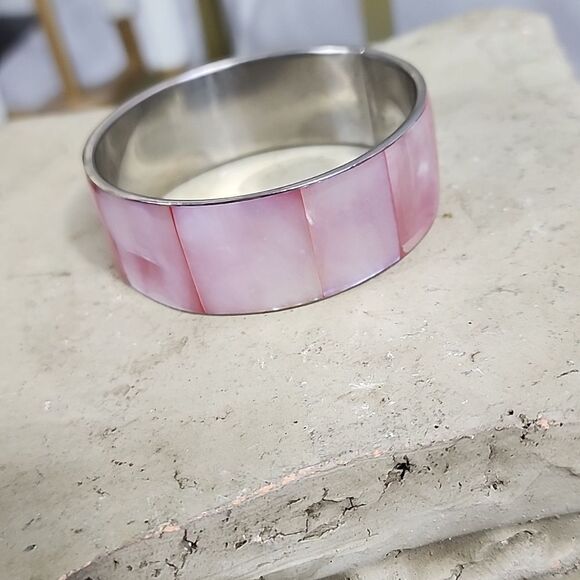 Vintage Jewelry - Vintage Pink Mother of Pearl Bangle